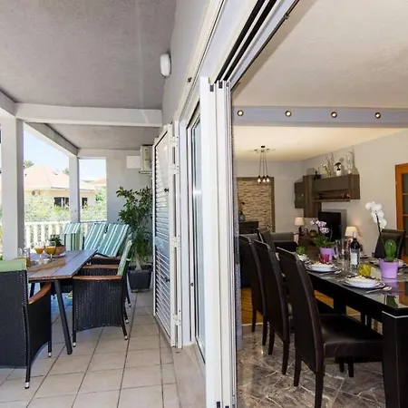 In Okrug Gornji With Terrace, Air Conditioning, Wifi, Washing Machine 5157-1