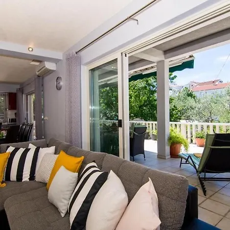 In Okrug Gornji With Terrace, Air Conditioning, Wifi, Washing Machine 5157-1