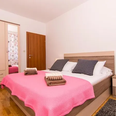 In Okrug Gornji With Terrace, Air Conditioning, Wifi, Washing Machine 5157-1 * Trogir