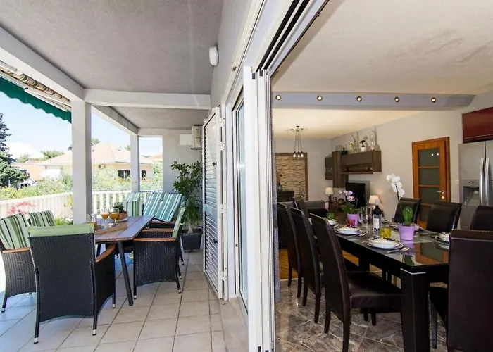 In Okrug Gornji With Terrace, Air Conditioning, Wifi, Washing Machine 5157-1
