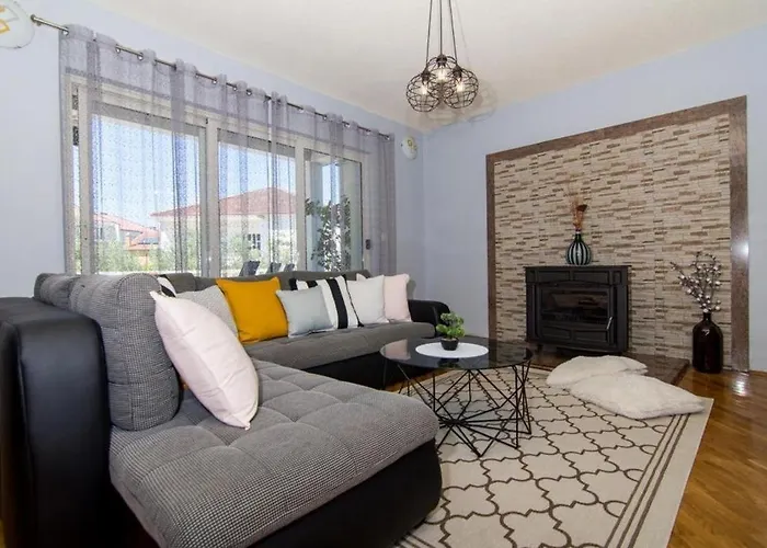 In Okrug Gornji With Terrace, Air Conditioning, Wifi, Washing Machine 5157-1 Apartman *