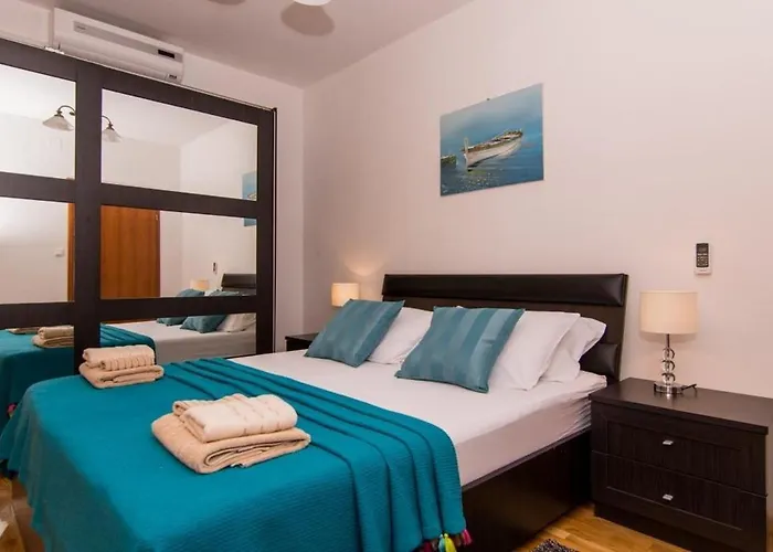In Okrug Gornji With Terrace, Air Conditioning, Wifi, Washing Machine 5157-1 * Trogir