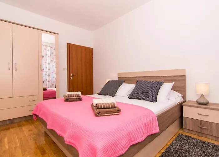 In Okrug Gornji With Terrace, Air Conditioning, Wifi, Washing Machine 5157-1 * Trogir