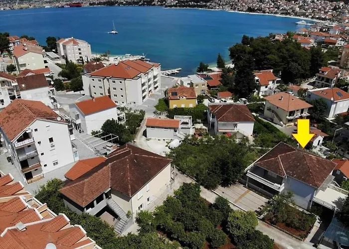 In Okrug Gornji With Terrace, Air Conditioning, Wifi, Washing Machine 5157-1 Trogir