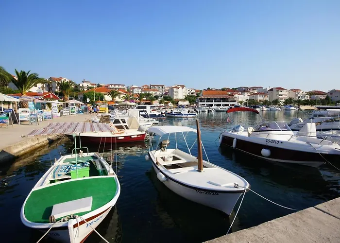 In Okrug Gornji With Terrace, Air Conditioning, Wifi, Washing Machine 5157-1 * Trogir