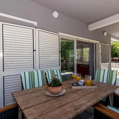 In Okrug Gornji With Terrace, Air Conditioning, Wifi, Washing Machine 5157-1 تروغير