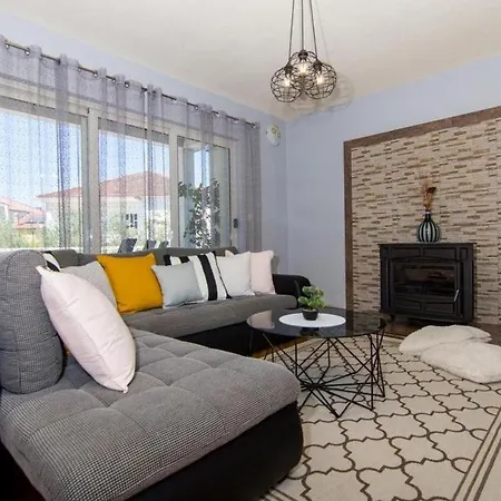 In Okrug Gornji With Terrace, Air Conditioning, Wifi, Washing Machine 5157-1 Appartement *