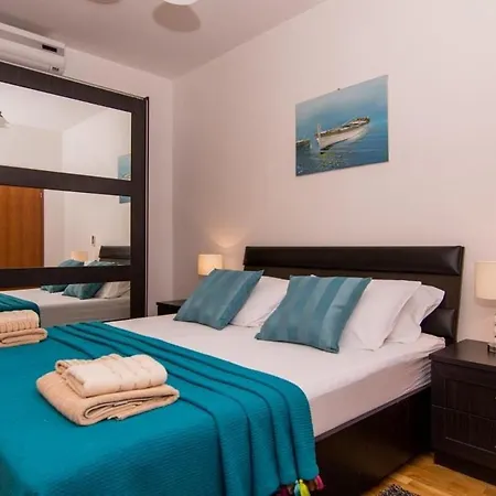 In Okrug Gornji With Terrace, Air Conditioning, Wifi, Washing Machine 5157-1 * تروغير
