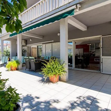 In Okrug Gornji With Terrace, Air Conditioning, Wifi, Washing Machine 5157-1 Appartement Trogir