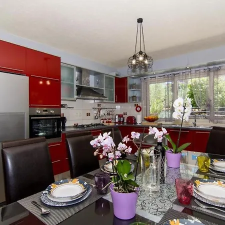In Okrug Gornji With Terrace, Air Conditioning, Wifi, Washing Machine 5157-1 تروغير