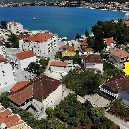 In Okrug Gornji With Terrace, Air Conditioning, Wifi, Washing Machine 5157-1 تروغير