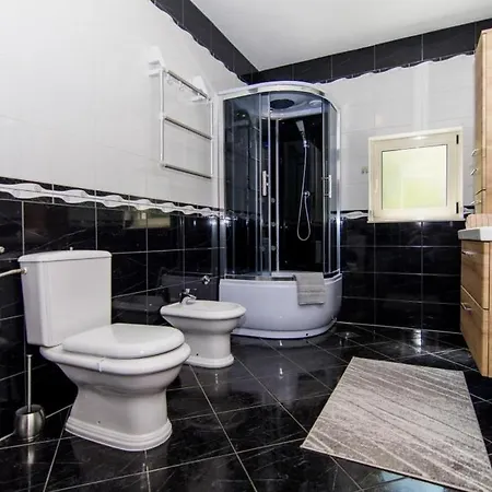 In Okrug Gornji With Terrace, Air Conditioning, Wifi, Washing Machine 5157-1 شقة
