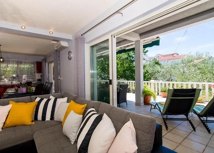 In Okrug Gornji With Terrace, Air Conditioning, Wifi, Washing Machine 5157-1