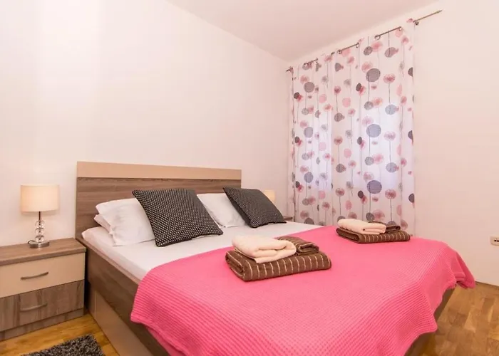In Okrug Gornji With Terrace, Air Conditioning, Wifi, Washing Machine 5157-1 Appartement Trogir