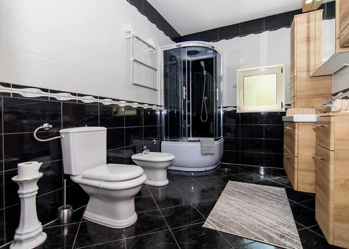 In Okrug Gornji With Terrace, Air Conditioning, Wifi, Washing Machine 5157-1 公寓