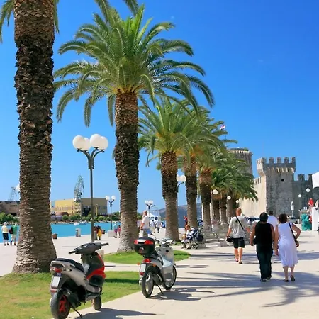 In Okrug Gornji With Terrace, Air Conditioning, Wifi, Washing Machine 5157-1 * Trogir